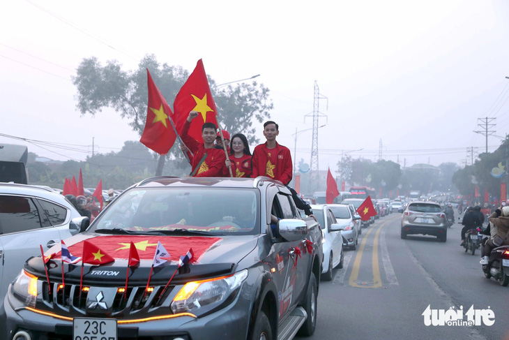 Sân Việt Trì đông nghẹt cổ động viên cổ vũ tuyển Việt Nam đấu Singapore - Ảnh 3.