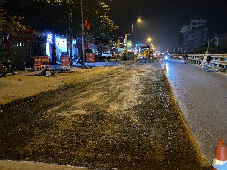 Xe máy ngã hàng loạt trên đoạn đường đang thi công ở Hà Nội, nhà thầu bị xử phạt - Ảnh 3.