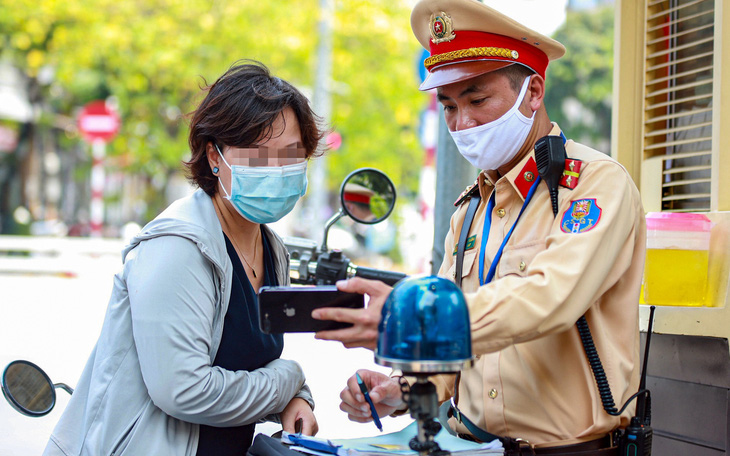 Xe máy ngã hàng loạt trên đoạn đường đang thi công ở Hà Nội, nhà thầu bị xử phạt - Ảnh 6.