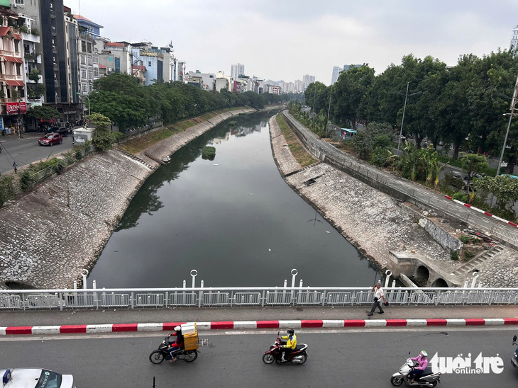 Hà Nội tính bơm nước sông Hồng cứu sông Tô Lịch, chuyên gia nói gì? - Ảnh 4.