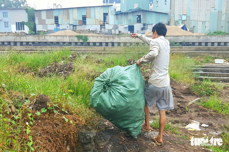 Rác dồn ứ trên kênh Hy Vọng khơi thông bởi… người vớt ve chai - Ảnh 6.