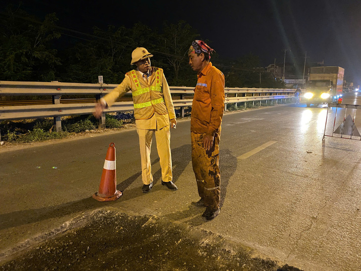 Xe máy ngã hàng loạt trên đoạn đường đang thi công ở Hà Nội, nhà thầu bị xử phạt - Ảnh 4.