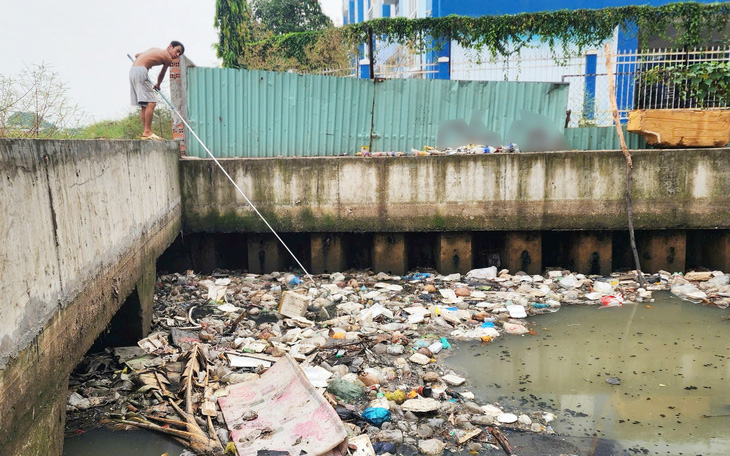 Cảng cá ô nhiễm, sông Bài Ca chẳng khác nào bãi rác - Ảnh 2.