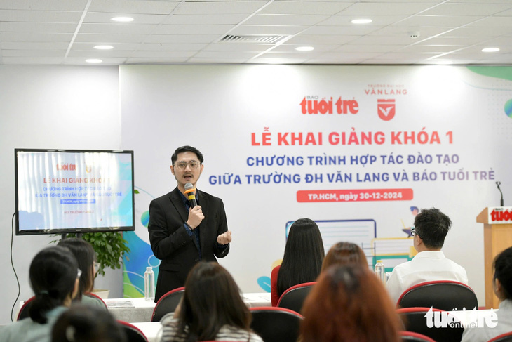 Lần đầu tiên 400 sinh viên Trường đại học Văn Lang học tại tòa soạn báo Tuổi Trẻ - Ảnh 7.