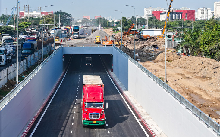 Sau thông xe, dân đi lại qua hầm chui Nguyễn Văn Linh - Nguyễn Hữu Thọ ra sao? - Ảnh 1.