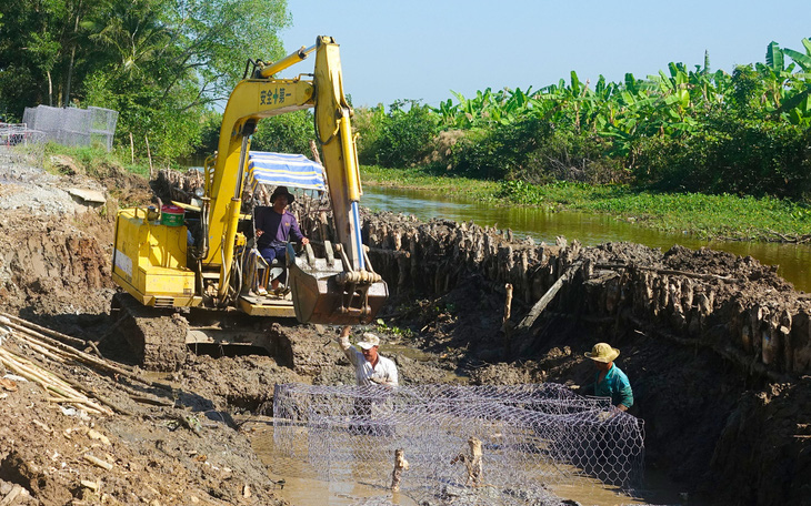 Khắc phục vụ đường sạt lở do mưa lớn, 2 người bị thương tại Bình Dương - Ảnh 4.