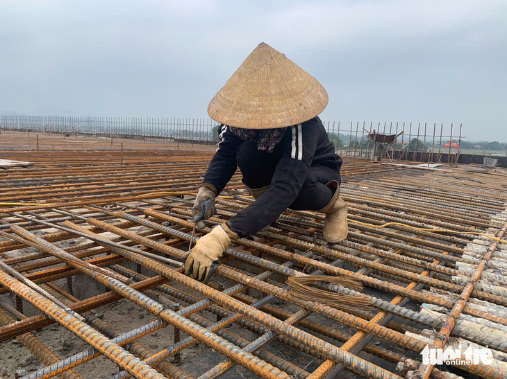 Nhộn nhịp trên công trường cao tốc Bắc - Nam ngày cuối năm - Ảnh 2.