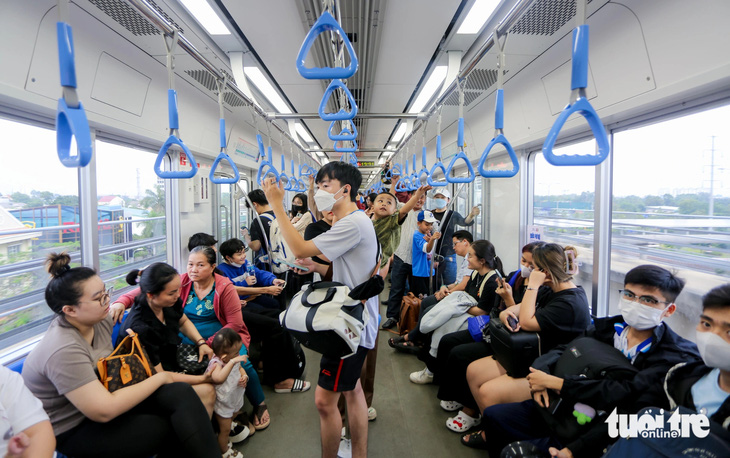 Metro số 1 nhộn nhịp ngày cuối năm, sẽ tăng cả số chuyến và giờ chạy  - Ảnh 4.