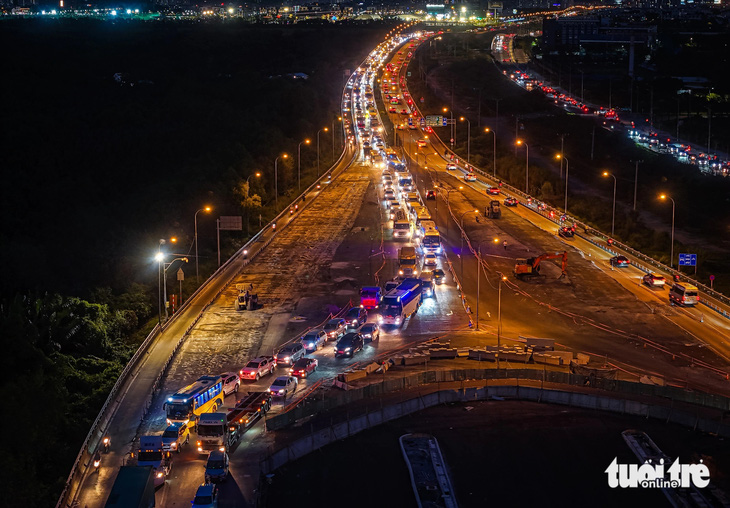 Nút giao An Phú đông nghịt chiều cuối năm, đường dẫn cao tốc ùn 4km - Ảnh 4.