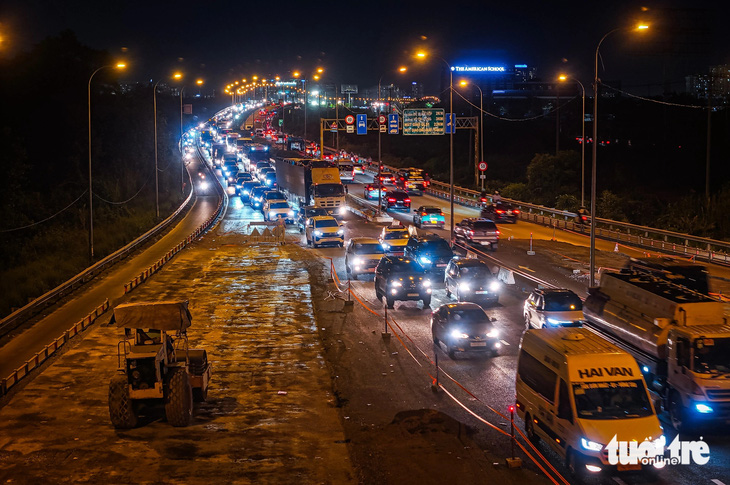 Nút giao An Phú đông nghịt chiều cuối năm, đường dẫn cao tốc ùn 4km - Ảnh 7.