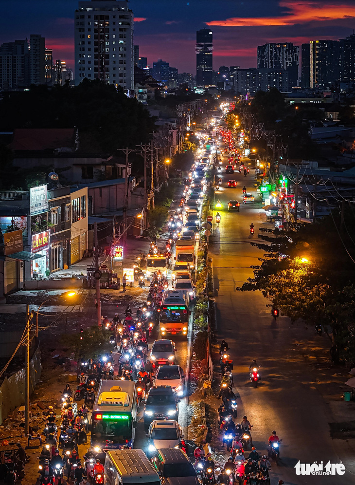 Nút giao An Phú đông nghịt chiều cuối năm, đường dẫn cao tốc ùn 4km - Ảnh 9.