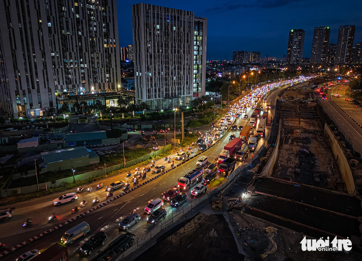 Nút giao An Phú đông nghịt chiều cuối năm, đường dẫn cao tốc ùn 4km - Ảnh 10.