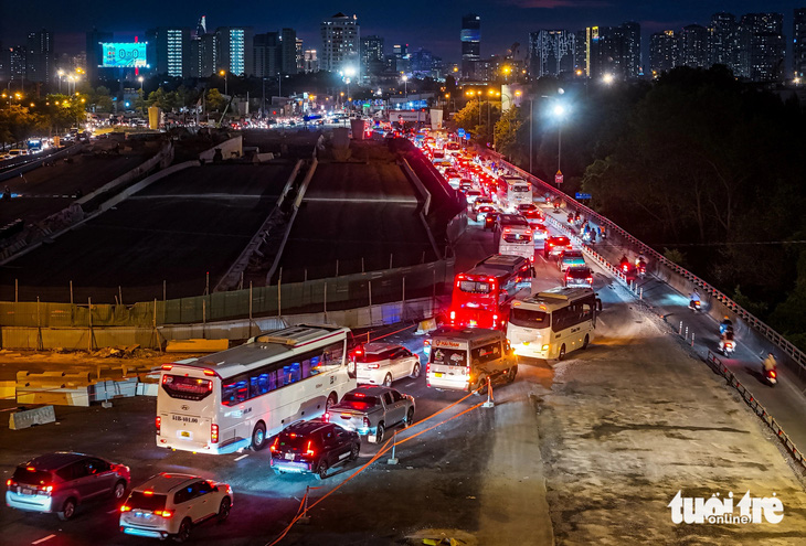 Nút giao An Phú đông nghịt chiều cuối năm, đường dẫn cao tốc ùn 4km - Ảnh 6.