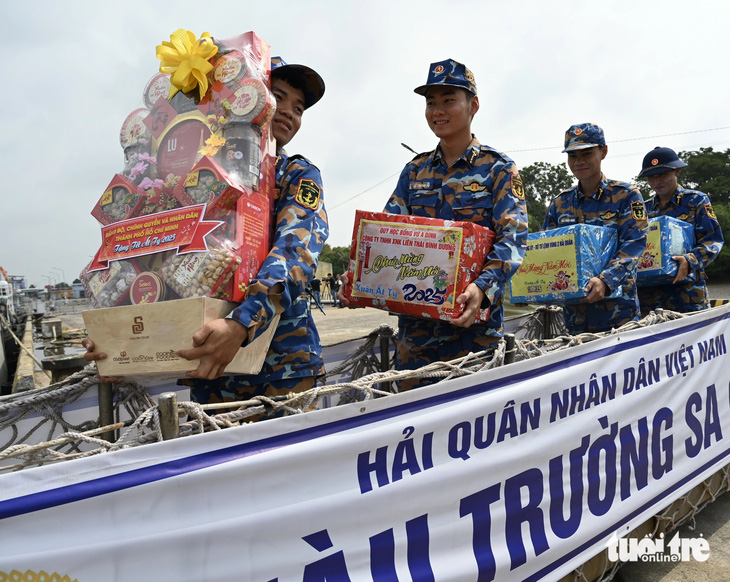 Quà Tết đầy ắp, sẵn sàng vượt sóng, mang chân tình và hương vị đất liền đến chiến sĩ nơi biển đảo xa - Ảnh 1.