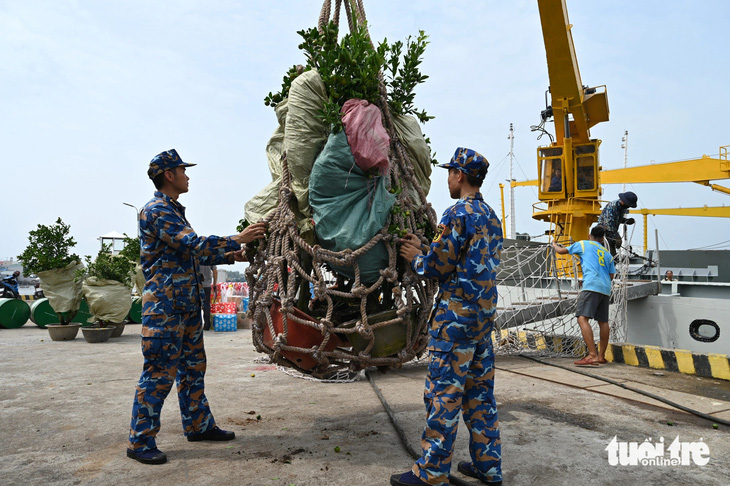 Quà Tết đầy ắp, sẵn sàng vượt sóng, mang chân tình và hương vị đất liền đến chiến sĩ nơi biển đảo xa - Ảnh 7.