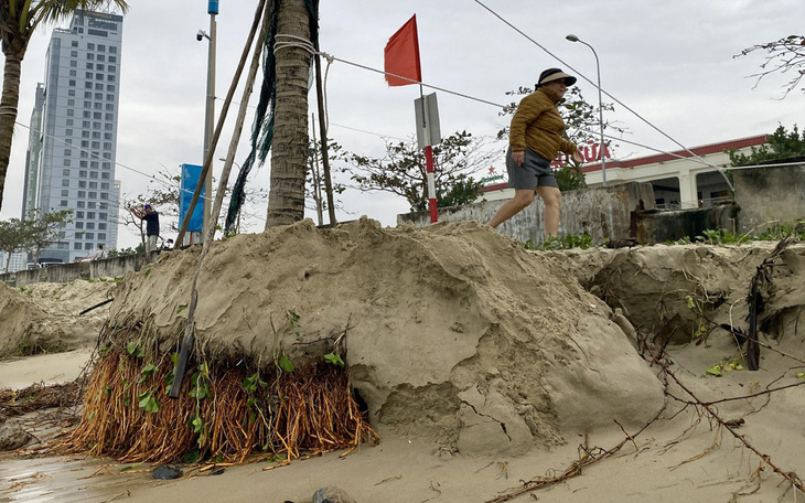 Đắp bao cát ngăn sóng 'táp' vào bãi tắm đẹp nhất hành tinh ở Đà Nẵng - Ảnh 3.