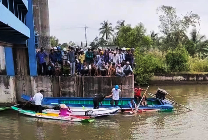 Lái vỏ lãi đâm vào trụ biển báo giao thông tử vong - Ảnh 1.