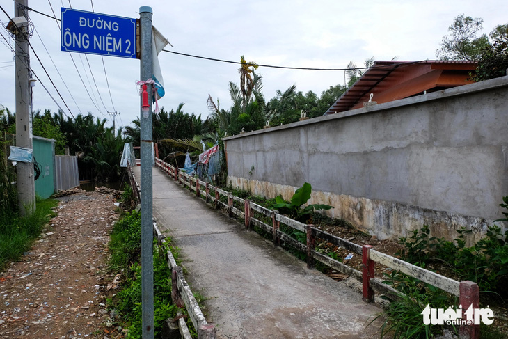 Cầu ở Bình Chánh sụt lún, người dân phải đi vòng gần 6km - Ảnh 1.