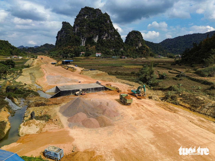 Xẻ núi, khoan hầm làm cao tốc lên công viên địa chất toàn cầu Cao Bằng - Ảnh 4.