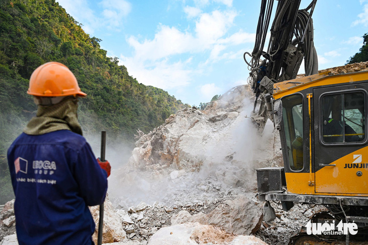 Xẻ núi, khoan hầm làm cao tốc lên công viên địa chất toàn cầu Cao Bằng - Ảnh 20.