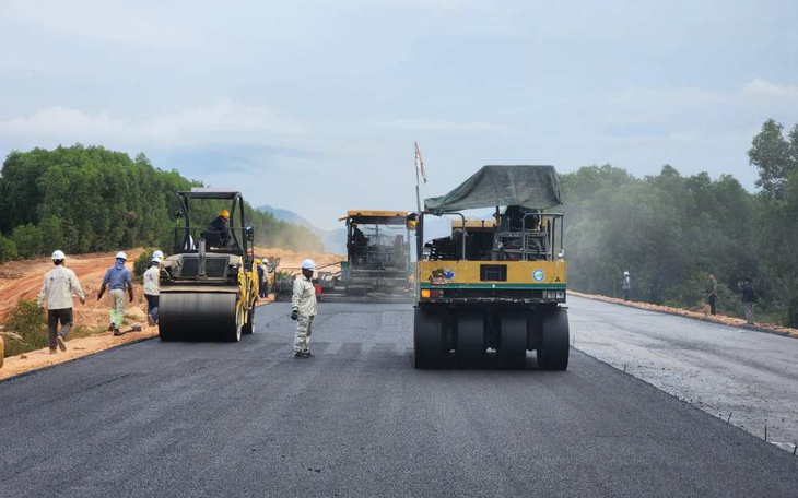 Hội đồng nhân dân tỉnh Quảng Ngãi chất vấn nhiều vấn đề quan trọng - Ảnh 2.