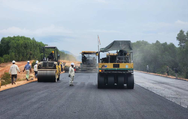 Tuyến đường từ quốc lộ 1 có nguy cơ trễ nhịp với cao tốc Quảng Ngãi - Hoài Nhơn  - Ảnh 1.