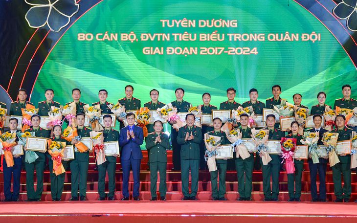 Triển lãm gần 400 tài liệu quý về Quân đội anh hùng - quốc phòng vững mạnh - Ảnh 2.