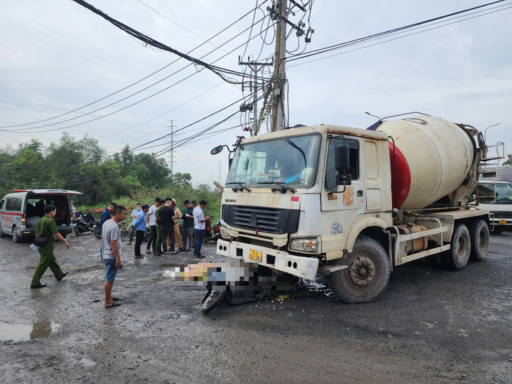 Xe bồn rẽ phải tông trúng xe máy trên đường Võ Chí Công, cô gái tử vong - Ảnh 1.