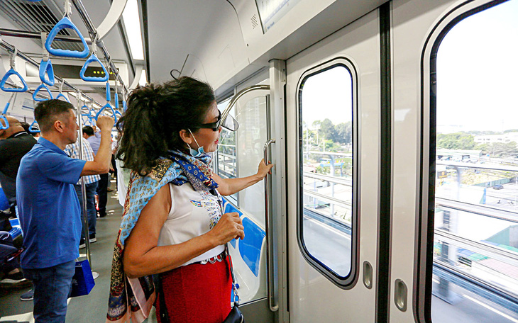 Đừng biến metro thành... bếp ăn, nồng mùi sầu riêng, ồn ào loa điện thoại - Ảnh 4.