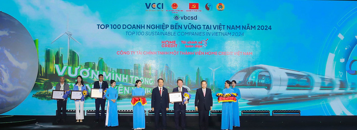 Home Credit tiếp tục được vinh danh là Doanh nghiệp bền vững năm 2024 - Ảnh 1.