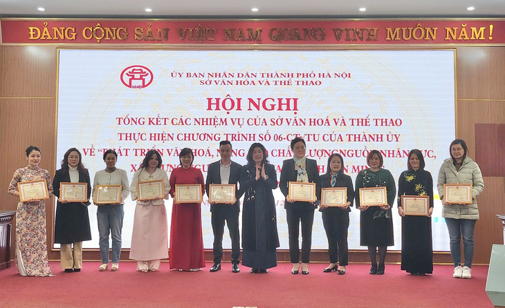 pho-giam-doc-so-vhtt-ha-noi-tran-thi-van-anh-trao-bang-khen-cho-cac-ca-nhan-co-thanh-tich-trong-thuc-hien-chuong-trinh-1733762300373174584201.jpg