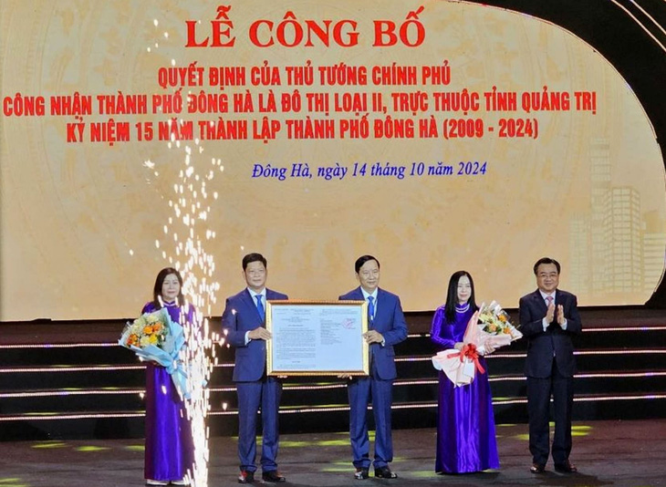 Đông Hà dùng tiền bắn pháo hoa tặng hộ nghèo mừng lên đô thị loại II - Ảnh 2.