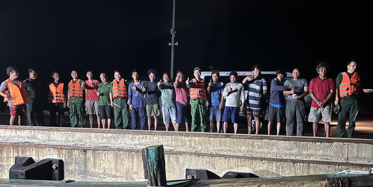 12 thuyền viên nước ngoài trên cầu cảng Côn Đảo sau khi được tàu cá Việt Nam cứu sống - Ảnh: BĐBP cung cấp 