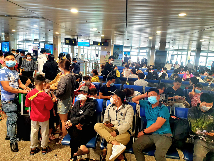 Khách ngồi chờ chuyến bay khởi hành tại lối ra cửa máy bay cảng hàng không quốc tế Tân Sơn Nhất, khi có thêm sân bay sẽ giảm tải cho sân bay hiện có tại TP.HCM - Ảnh: CÔNG TRUNG