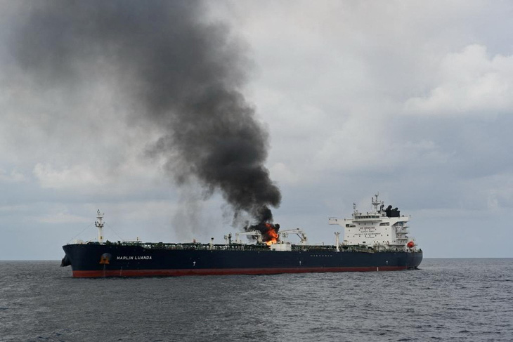 Một tàu thương mại trúng tên lửa của Houthi ở vịnh Aden ngày 27-1 - Ảnh: REUTERS