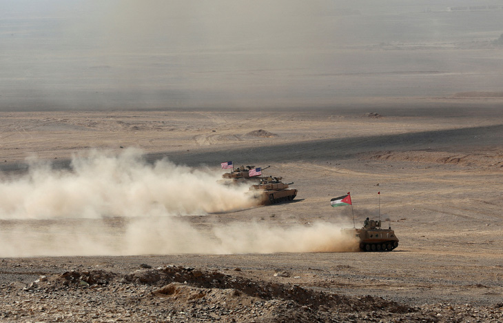 Xe quân sự có cờ Jordan và Mỹ tham gia cuộc tập trận quân sự Eager Lion tại Zarqa, Jordan, ngày 14-9-2022 - Ảnh: REUTERS