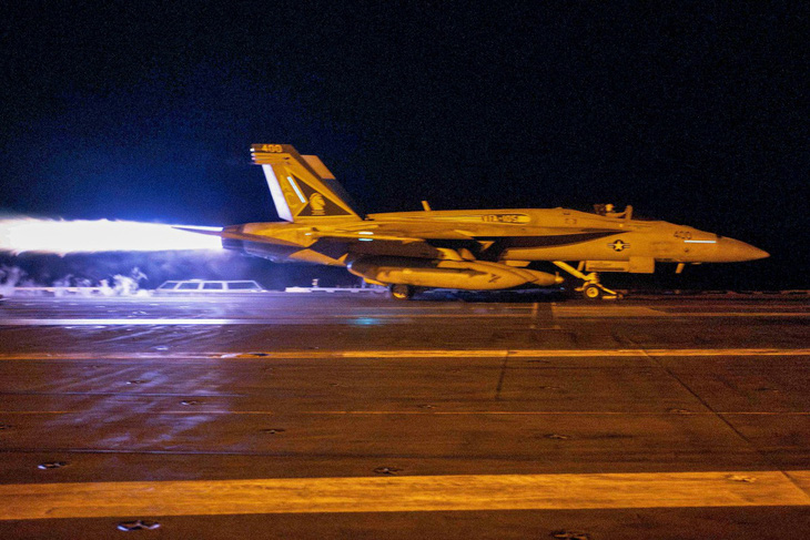 Máy bay chiến đấu Mỹ xuất kích từ tàu sân bay USS Dwight D. Eisenhower ngày 12-1 trong chiến dịch chống Houthi ở Biển Đỏ - Ảnh: AFP 