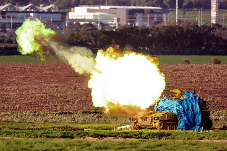 Lực lượng Israel bắn vào Dải Gaza ngày 31-1 - Ảnh: AFP