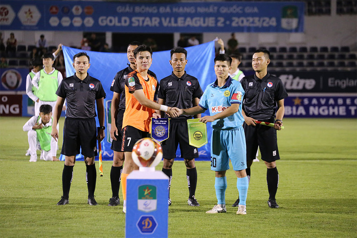 Nguyễn Quang Huy mang băng đội trưởng CLB Bà Rịa - Vũng Tàu (trái) ở trận gặp Hòa Bình ở vòng 7 Giải hạng nhất 2023-2024 - Ảnh: VPF