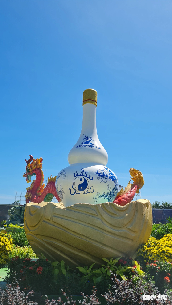 Rượu Bàu Đá - loại rượu nổi tiếng của Bình Định - xuất hiện trong khu trưng bày linh vật - Ảnh: LÂM THIÊN