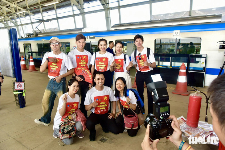 Đội tình nguyện viên nghệ sĩ chụp ảnh lưu niệm khi xuống ga Suối Tiên - Ảnh: T.T.D.