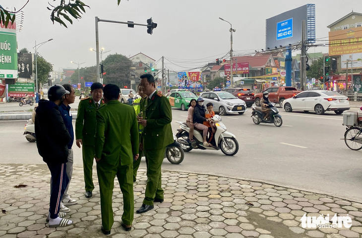 Lãnh đạo Công an tỉnh Nghệ An đang trực tiếp chỉ đạo truy bắt nghi phạm cướp ngân hàng ở Cửa Lò - Ảnh: DOÃN HÒA