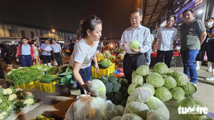 Phó chủ tịch UBND TP.HCM Nguyễn Văn Dũng kiểm tra hàng hóa tại chợ đầu mối - Ảnh: N.TRÍ