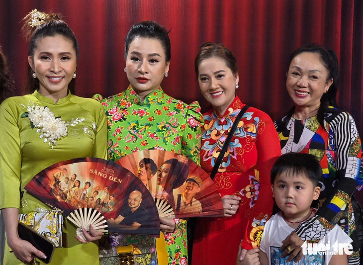 Hồng Loan (thứ hai từ phải sang), con gái NSƯT Vũ Linh, trên thảm đỏ ra mắt phim Sáng đèn tối 1-2 - Ảnh: MI LY