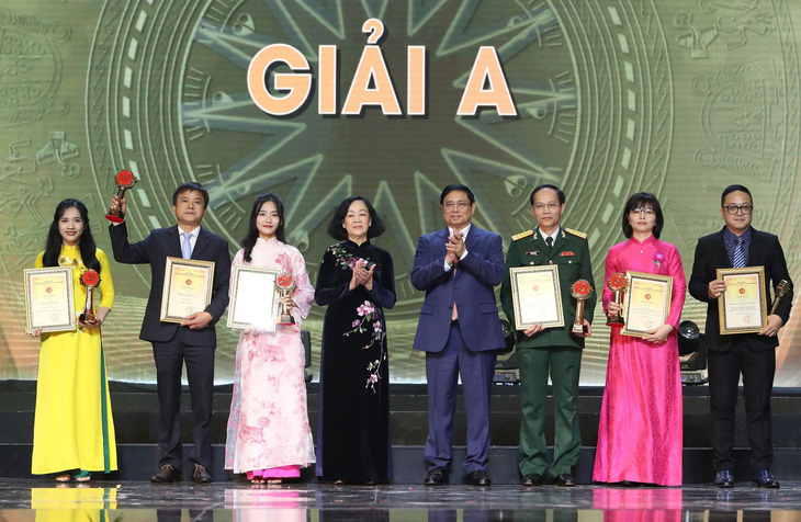 Thủ tướng Phạm Minh Chính và Thường trực Ban Bí thư Trương Thị Mai (giữa) trao giải A cho các tác giả, nhóm tác giả - Ảnh: GIA HÂN