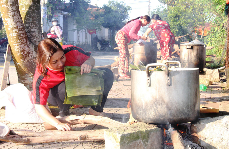 Sáu nồi bánh tét được nấu, tối nay mọi người sẽ thay nhau canh lửa - Ảnh: TRẦN MAI