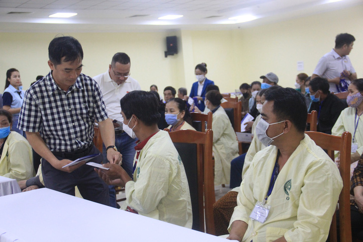 Đại diện Hội Golf Đà Nẵng trao quà cho các bệnh nhân đón Tết trong bệnh viện - Ảnh: MỸ DUNG