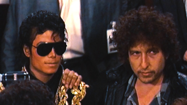Michael Jackson và Bob Dylan trong phim The Greatest Night in Pop - Ảnh: Netflix