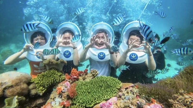 Trải nghiệm đi bộ dưới đáy đại dương ở Nha Trang - Ảnh: HERALD SUN