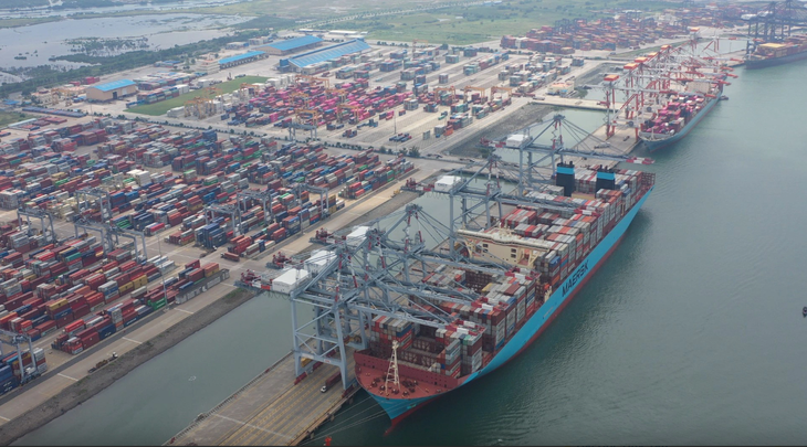 Tàu chở container cập cảng quốc tế Cái Mép - Ảnh: V.B.